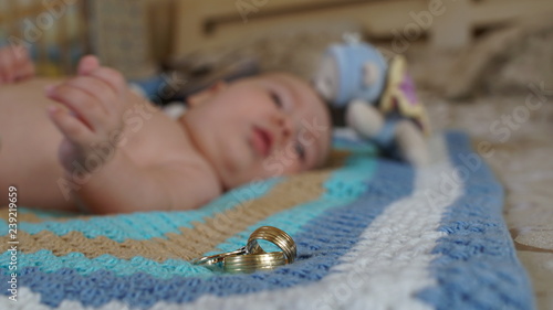 Quadro su tela Three rings on the background of the cute litle boy