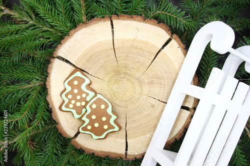 Święta - ręcznie malowane pierniki w kształcie choinki na drewnianym pniu