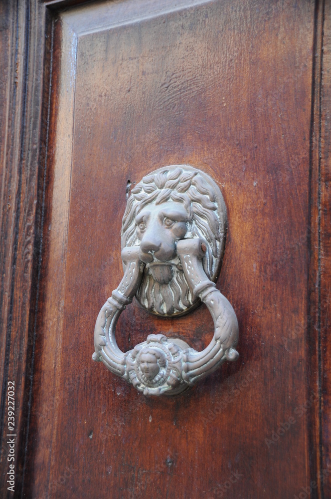 antiker türklopfer in spanien antique doorknocker in spain keeps on knocking