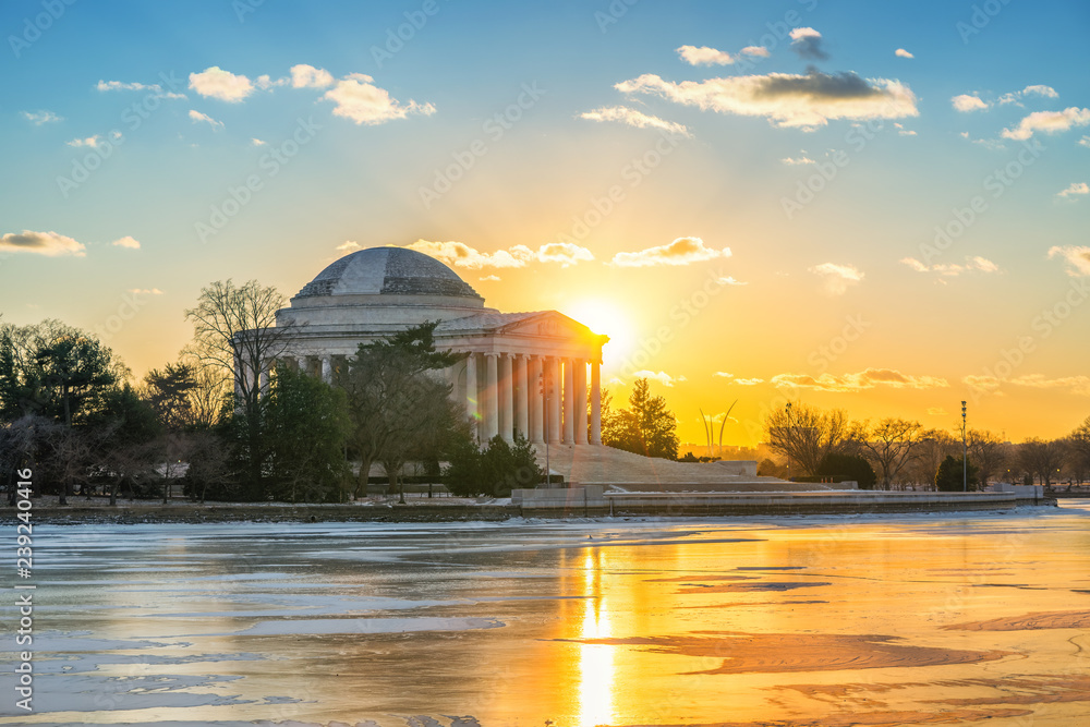 Obraz premium Winter in Washington DC: Jefferson Memoriall at sunset