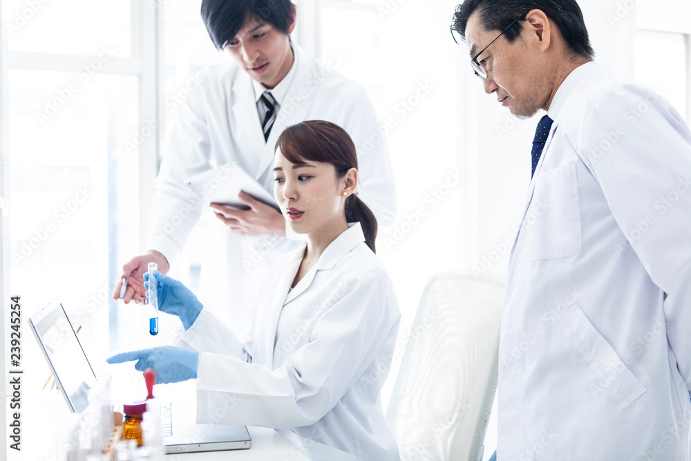 三人の科学者が実験を行うビジネスシーン 三人の科学者が実験を行うビジネスシーン