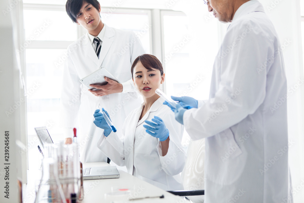 三人の科学者が実験を行う研究室の風景 三人の科学者が実験を行う研究室の風景