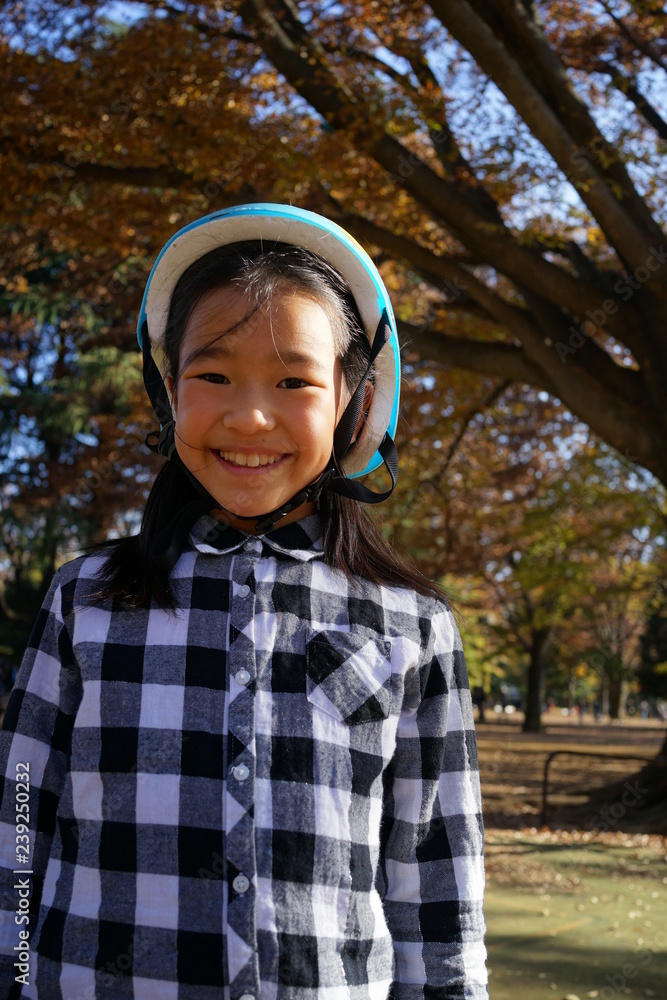 落ち葉を持った少女 秋 落ち葉 公園 落ち葉を持った少女 秋 落ち葉 公園