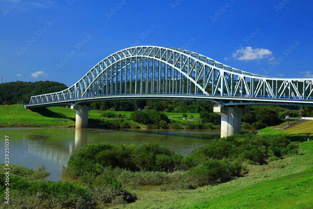 Naklejka premium 青空と北上大橋