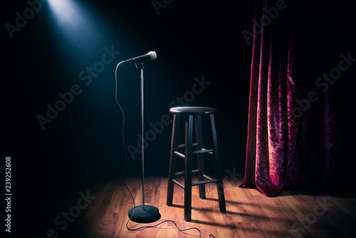 Tableau sur toile microphone and wooden stool on a stand up comedy stage with reflectors ray, high