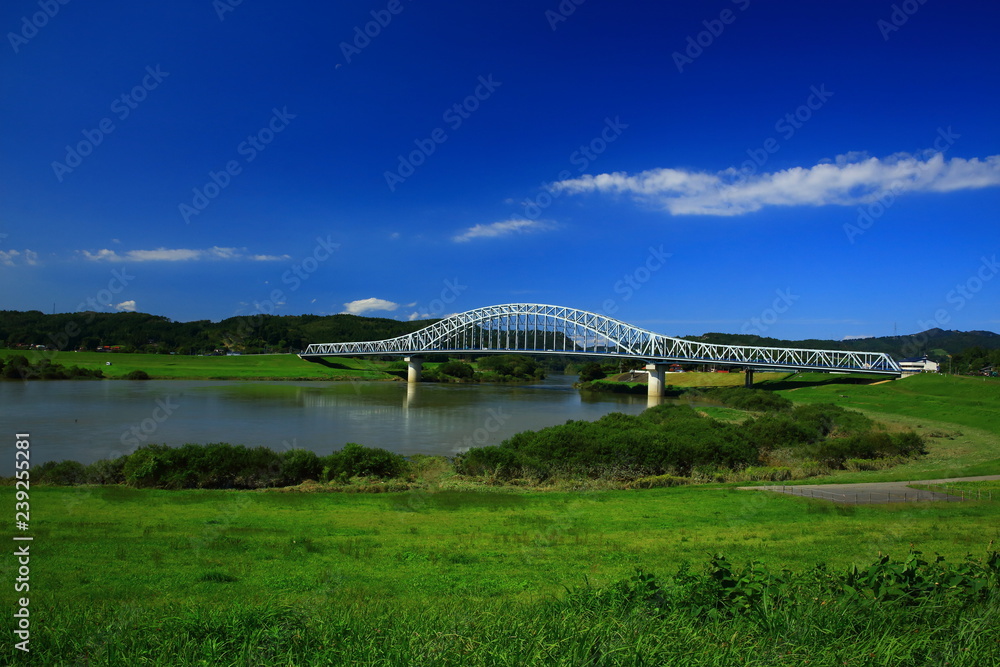 Obraz premium 青空と北上大橋