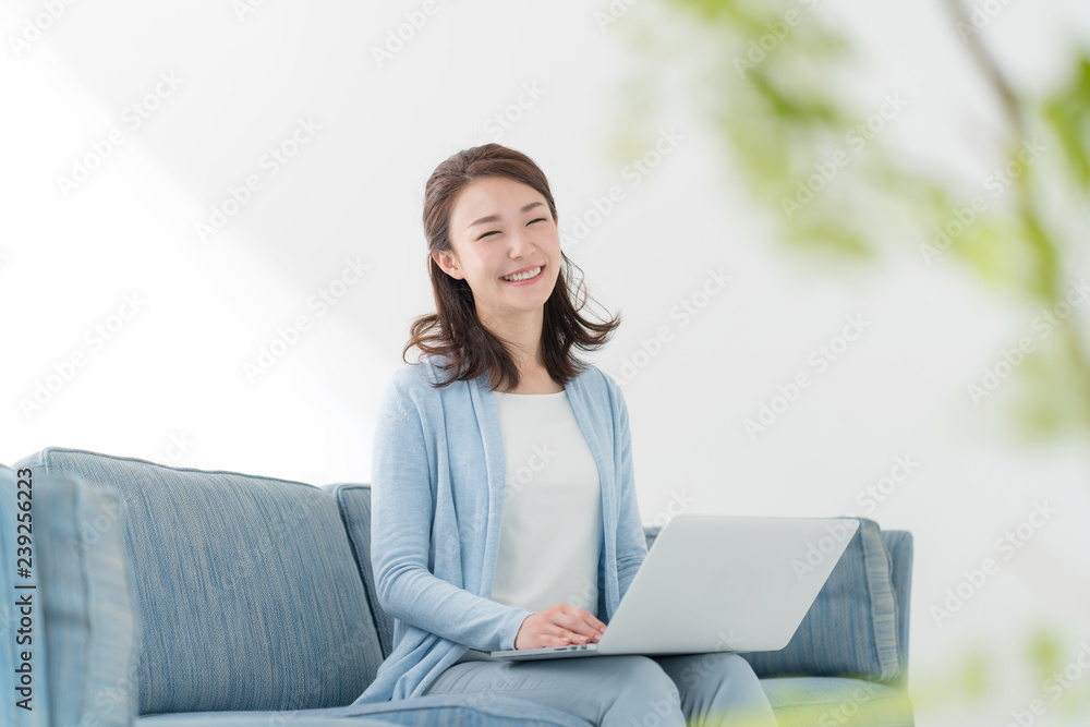 パソコンを使う女性