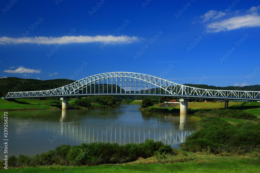 青空と北上大橋