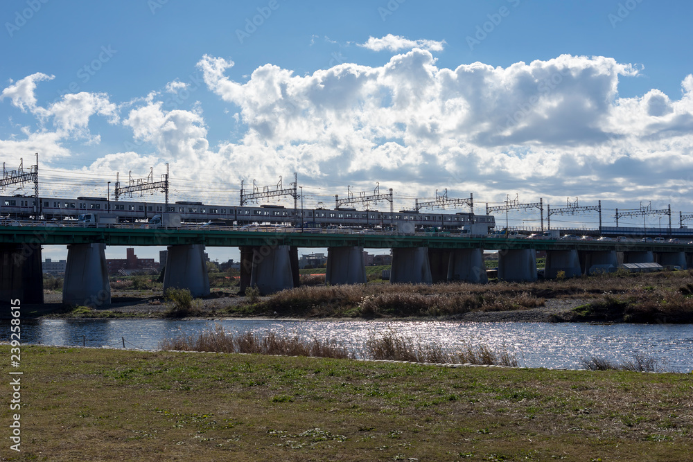 多摩川を渡る鉄橋の風景