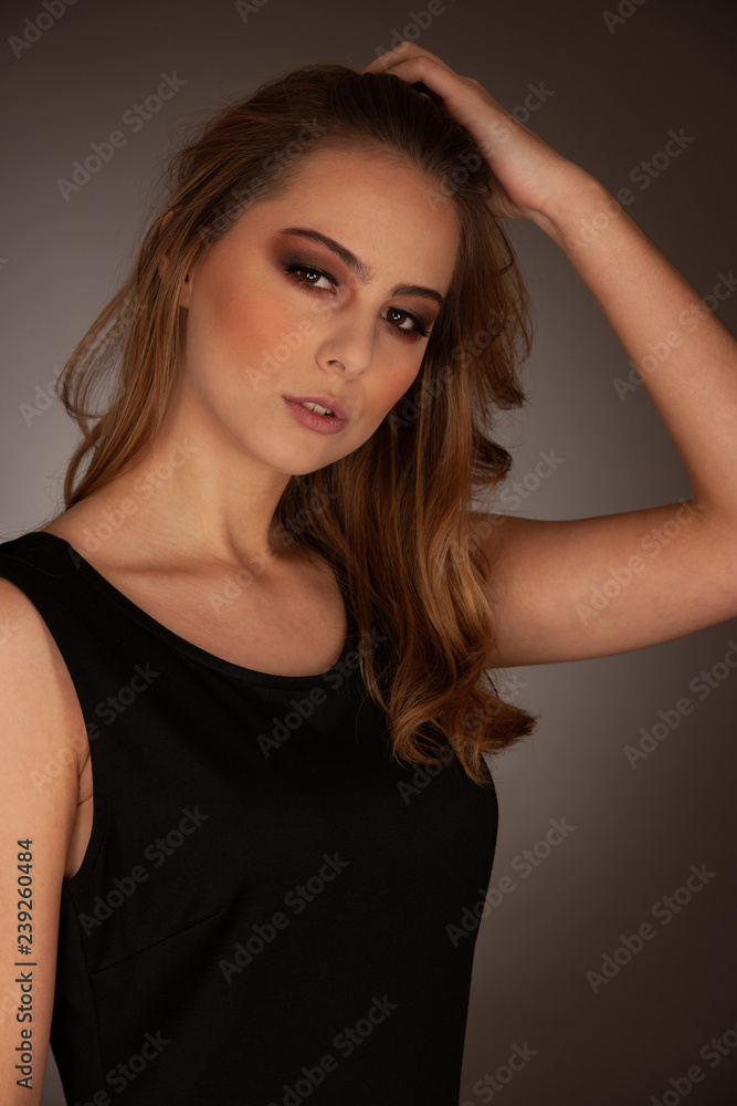 studiu Beauty portrait of a young brunette woman
