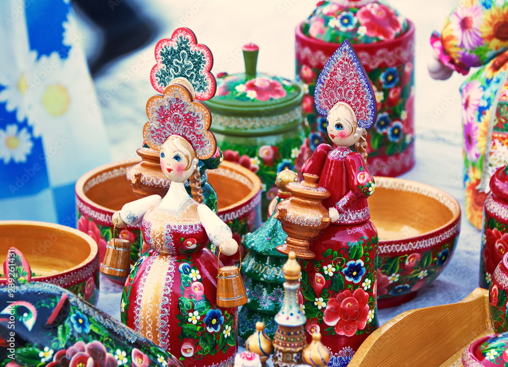 	Сувенирная продукция,барышни в кокошниках,украшенные рисунком вологодское кружево 
