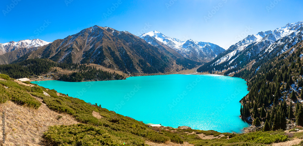 Obraz premium Big Almaty Lake in the mountains
