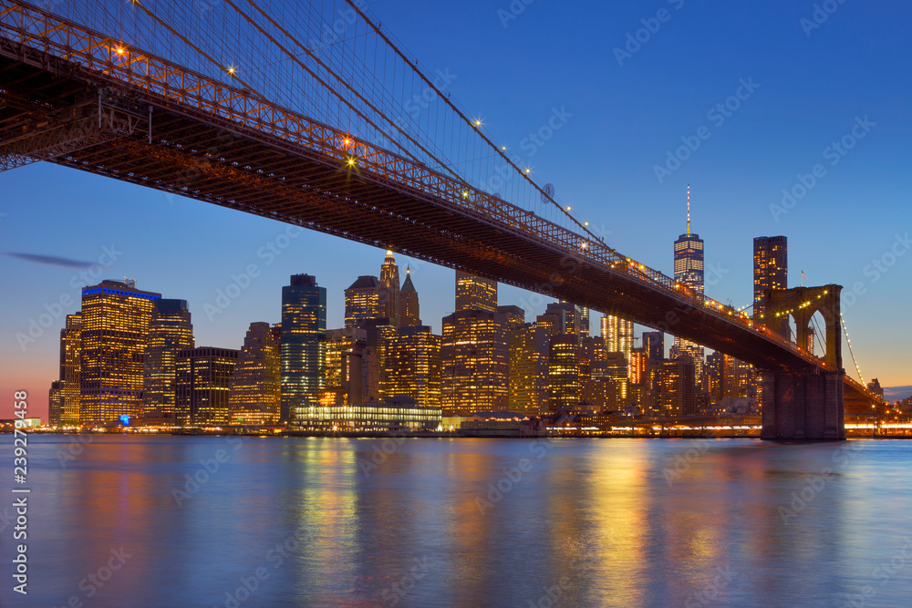 Brooklyn Bridge and New York City skyline at dusk - obrazy, fototapety, plakaty 