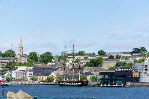 Panorama von New Ross am Fluss Barrow mit Schiff photo