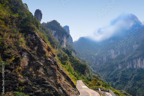 Fototapeta Naklejka Na Ścianę i Meble -  In the mountains, the road and the cliffs Tianmen
