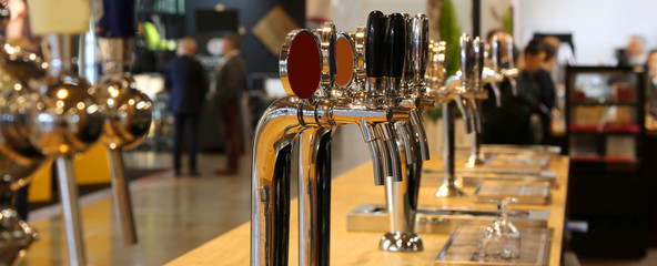 Fotobehang Kroeg Rij biertaps op pub toog  © ChiccoDodiFC