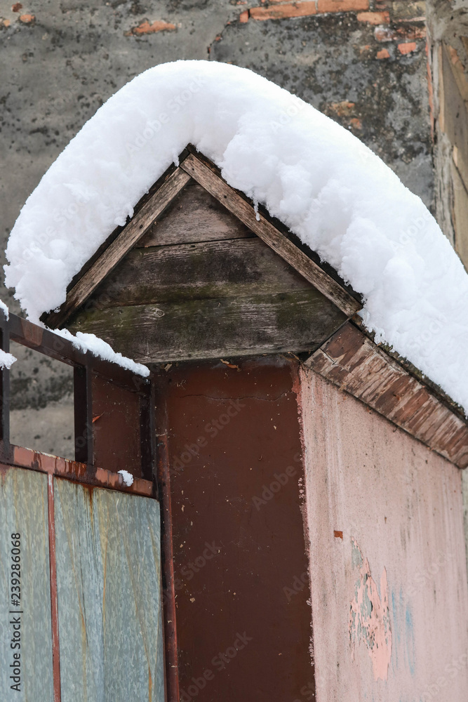 Snowfall, the danger of falling snow from roofs and eaves