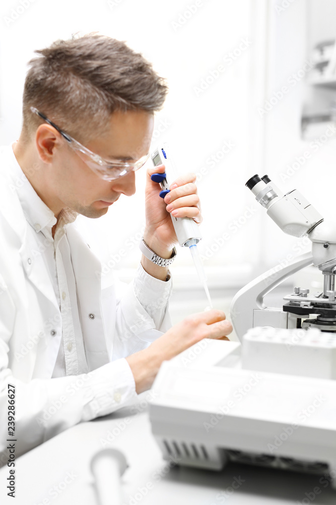 Badania naukowe. Doktor bada próbki w laboratorium. Badania naukowe. Doktor bada próbki w laboratorium.
