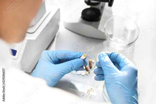 Laborant farmaceuta bada skład leku. Laboratorium medyczne badanie pod mikroskopem.