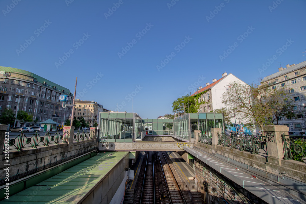 Fototapeta premium Słynny Vienna Naschmarkt wiosną, Austria