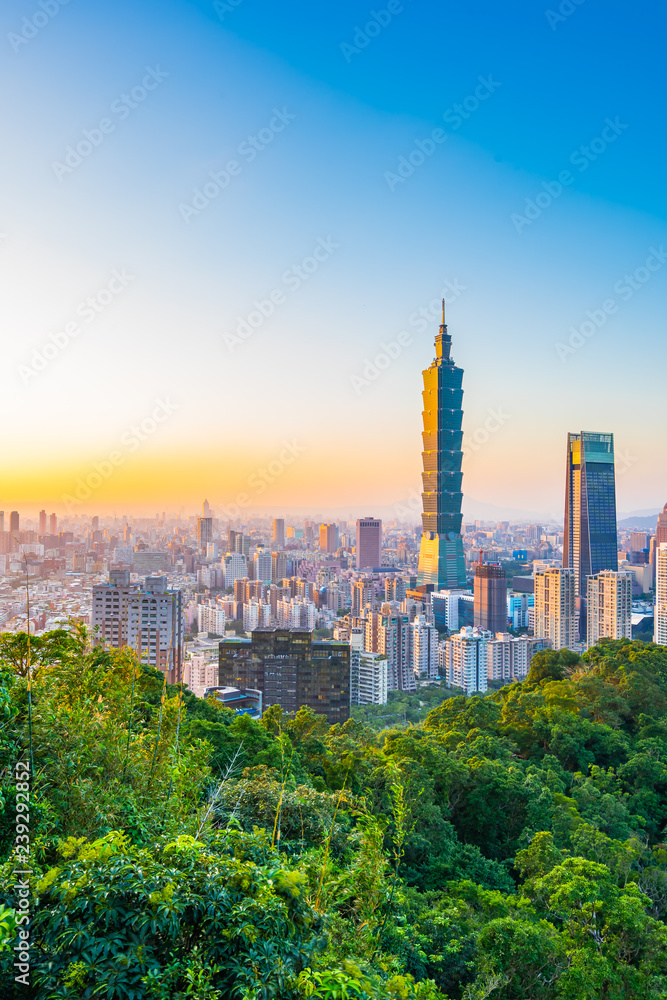 Naklejka premium Beautiful landscape and cityscape of taipei 101 building and architecture in the city