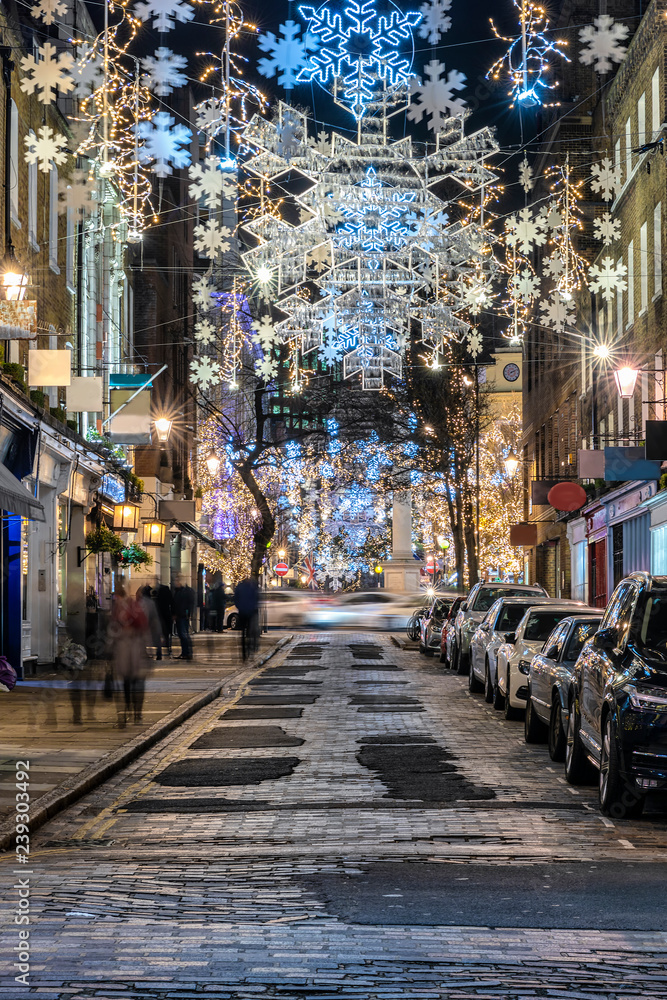 Obraz premium Świątecznie udekorowana ulica handlowa w Londynie w Boże Narodzenie w nocy