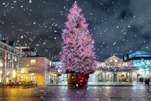 Weihnachten in London: der beleuchtete Weihnachtsbaum im Bezirk Covent Garden bei Nacht mit Schneefall photo