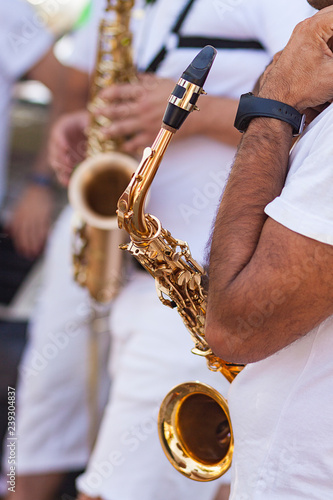 SAXOFON EN MANOS DE ARTISTA DE CHARANGA