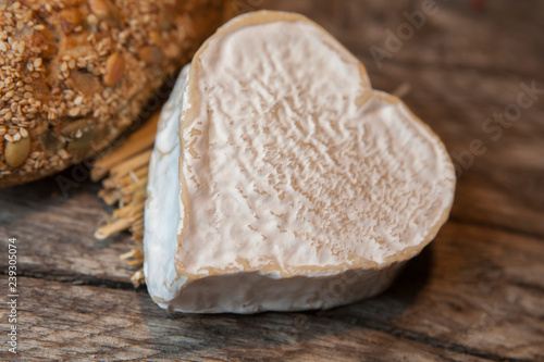 fromage au lait cru spécialité en forme de cœur
