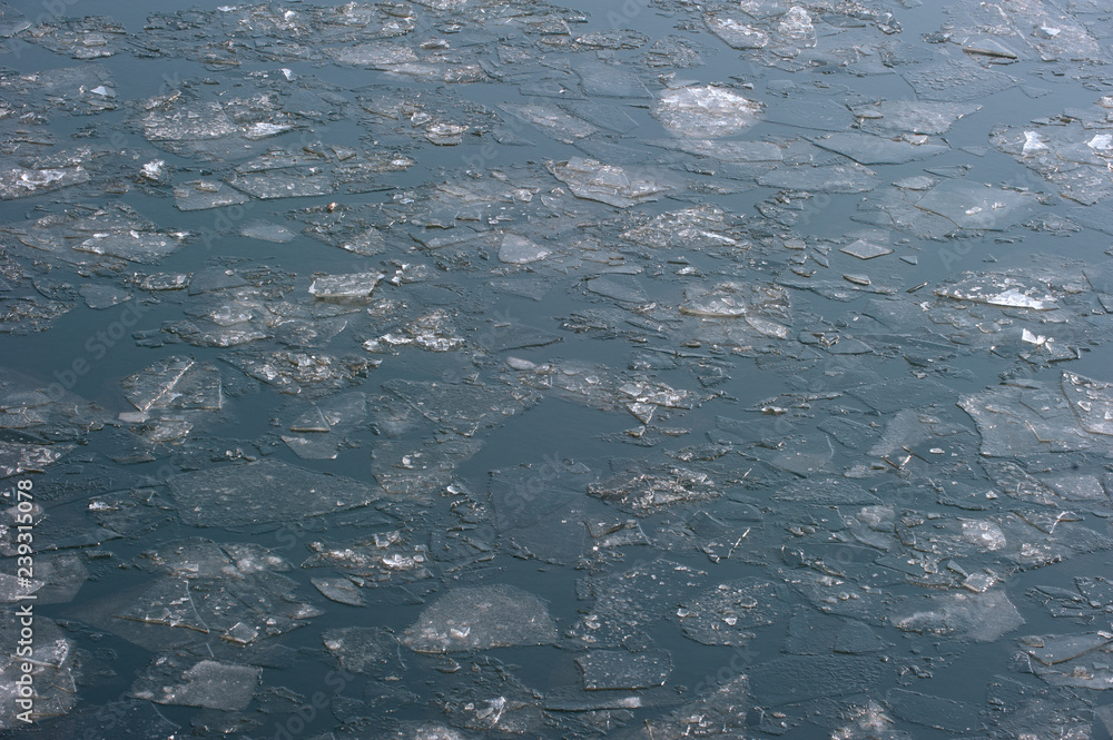 Eisschollen in einem Gewässer