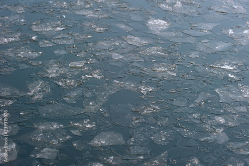 Eisschollen in einem Gewässer © Eberhard