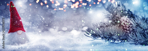 Foto Christmas background, imp on fir tree with cones in the snow