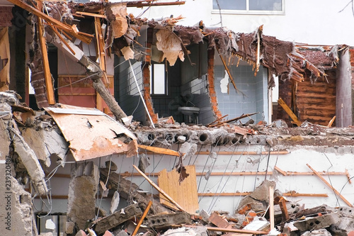 Obraz na plátne Destroyed the apartment building after the disaster.
