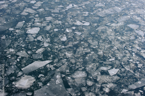 Eisschollen in einem Gewässer