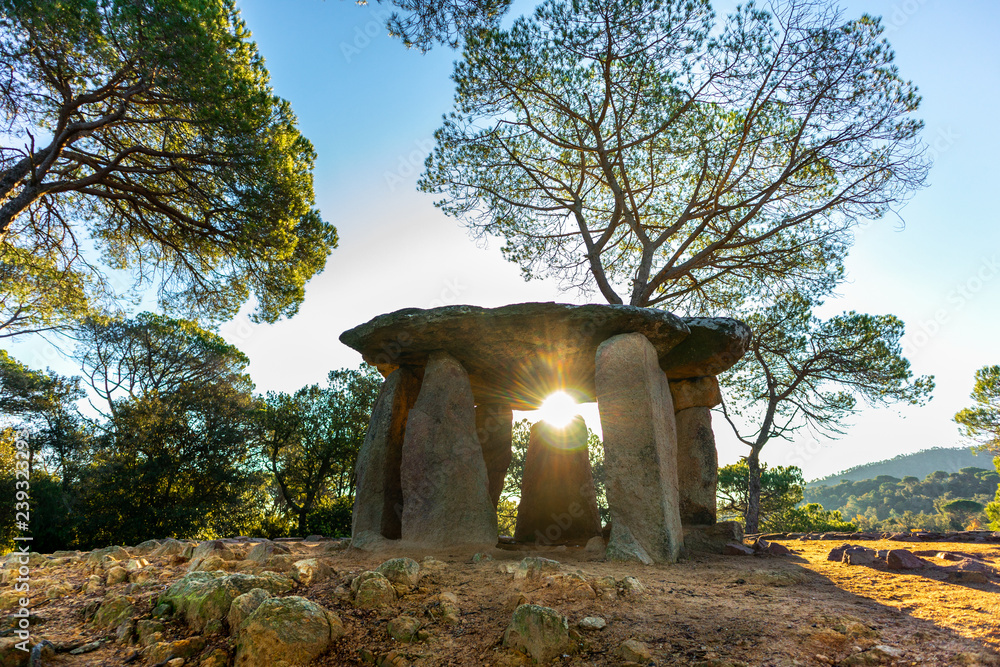 Ταπετσαρία Rayos de sol a través de la Piedra Gentíl
