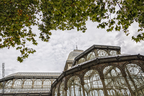 Palacio de Cristal en el parque del Retiro de Madrid, cielo con nubes, precioso encuadre