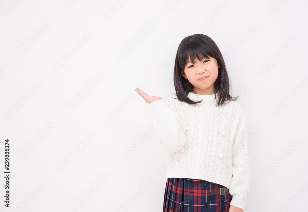 お勧めポーズをする小学生の女の子 お勧めポーズをする小学生の女の子