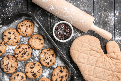 фотографія Tasty cookies with chocolate chips on wooden table