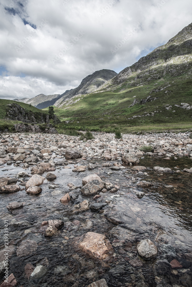 Obraz premium Rocky river bed Highlands, Scotland