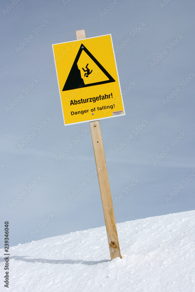 Warnschild im Schnee, Absturzgefahr Warnschild im Schnee, Absturzgefahr
