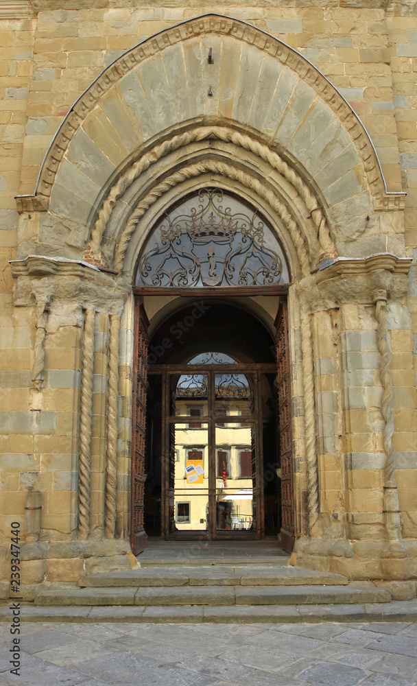 Monte San Savino, portale della chiesa di Sant'Agostino