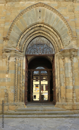 Monte San Savino, portale della chiesa di Sant'Agostino