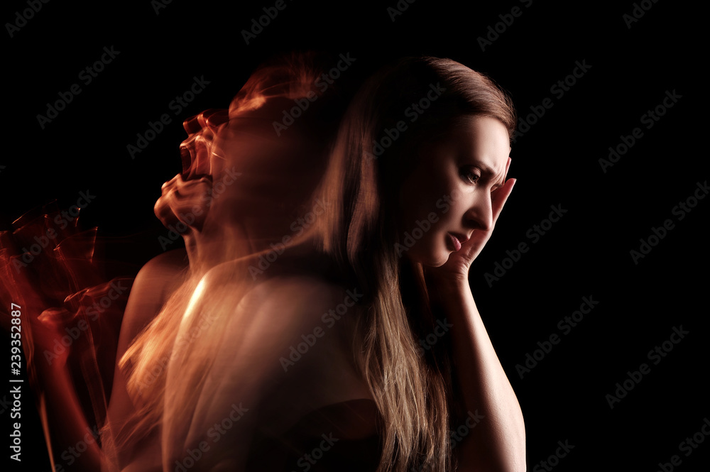 Woman screaming in her head of pain - obrazy, fototapety, plakaty 