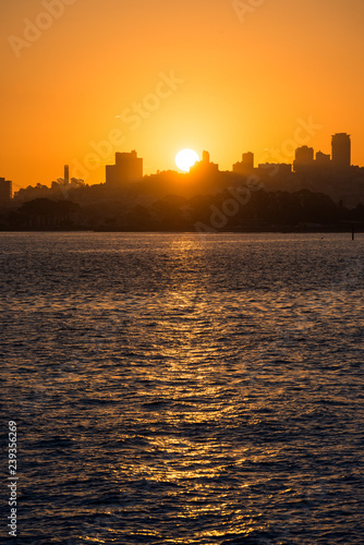 Sunrise over downtown San Francisco, California, USA © Esteban Martinena