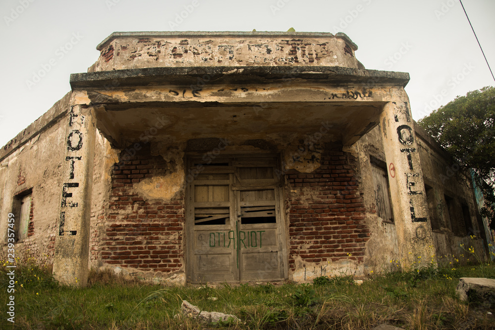 Naklejka premium Hotel abandonado