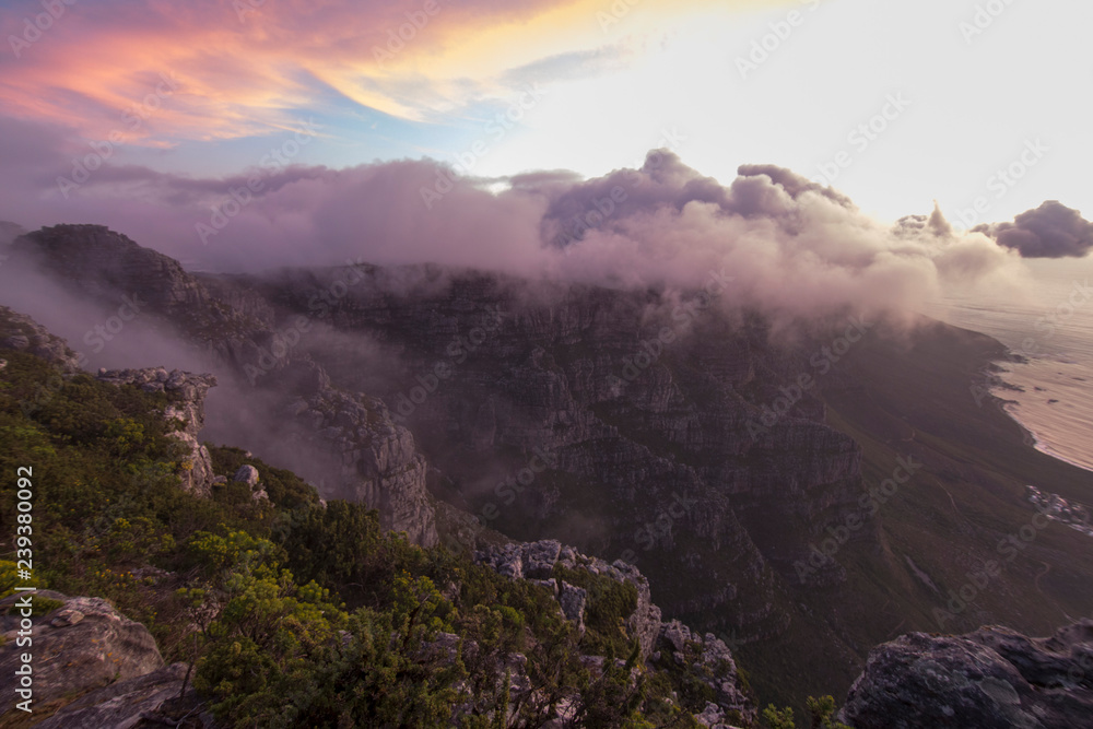 Obraz premium clouds over table mountain in south africa above cape town during sunset