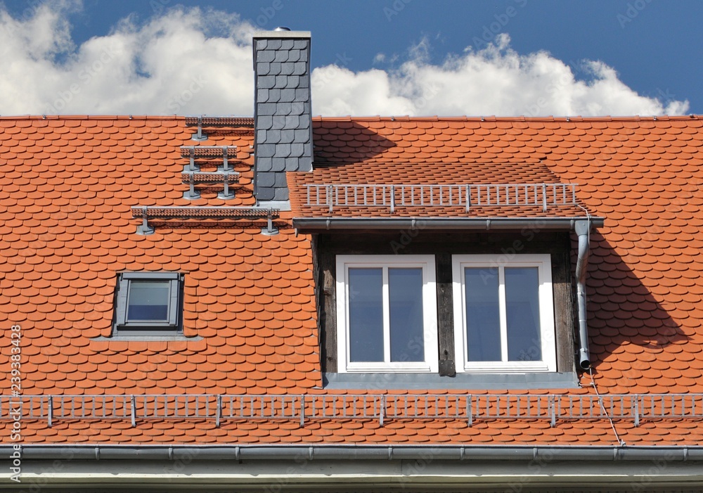 Mit Naturschiefer verschindelte Schleppgaube, Dachfenster, Dachtreppe, Schornstein, Dachrinne und Schneefang an einem renovierten Altbauhaus Mit Naturschiefer verschindelte Schleppgaube, Dachfenster, Dachtreppe, Schornstein, Dachrinne und Schneefang an einem renovierten Altbauhaus