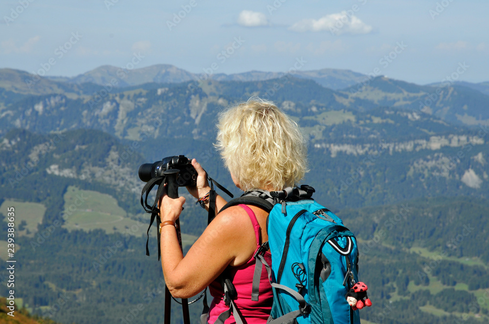 wanderer fotografiert im kleinwalsertal wanderer fotografiert im kleinwalsertal
