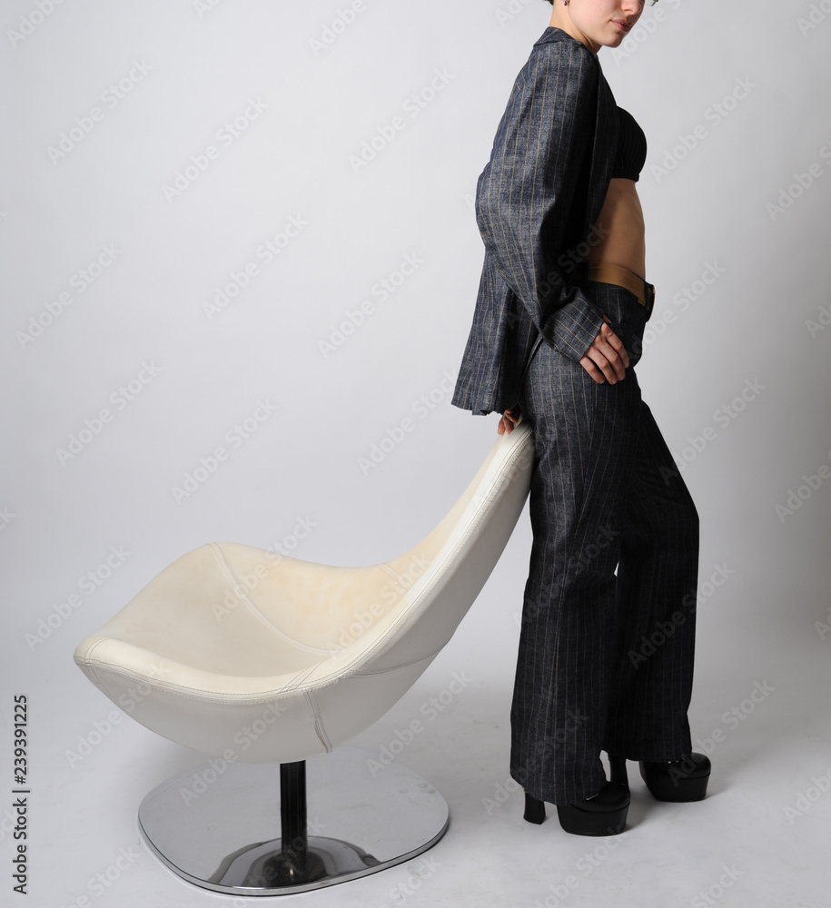 frau-im-anzug-hosenanzug-business-outfit-strip-ausziehen-nackt-bh