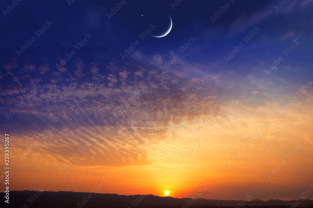 Obraz premium Rajskie niebo. Czerwony zachód słońca i księżyc. Ramadan w tle. Półksiężyc i gwiazda. Piękna gwiazda . Zachód słońca i księżyc w nowiu. Piękne niebo